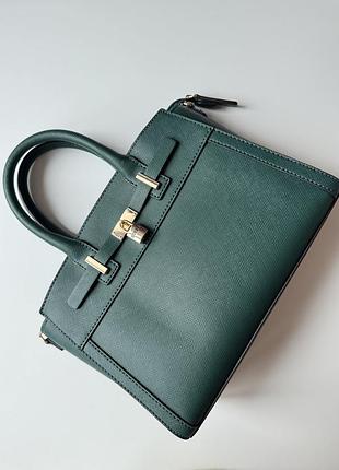 Сумка guess вишуканого зеленого кольору з довгим ремінцем в комплекті з золотою фурнітурою