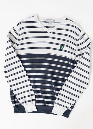 Чоловічий светр lyle & scott білого кольору з темно-синіми, горизонтальними смугами. модель виконана з м’якого, бавовняного трикотажу, має