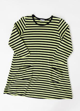 Жіноча туніка marimekko у смугастому дизайні з поєднанням світло-зеленого та чорного кольорів. модель має вільний крій, круглий виріз, рукави три чве