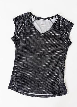 Жіноча, спортивна футболка nike running miler dri-fit чорного кольору з дрібним, контрастним візерунком. модель має v-подібний виріз, ергономічний
