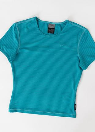 Жіноча, спортивна футболка nike з технологією dri-fit у бірюзовому кольорі з тонкими, горизонтальними смужками. модель має класичний, круглий виріз, п