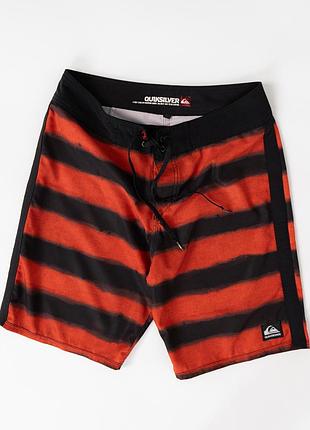 Чоловічі шорти quiksilver у яскравому, помаранчево-чорному, смугастому дизайні. модель чудово підходить для плавання, серфінгу, відпочинку на пля