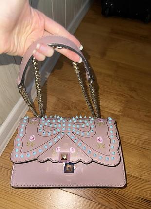 Ніжно рожева сумка в стилі fendi з блакитними шипами та бантом, ланцюжок масивний дуже вмістка літня сумка