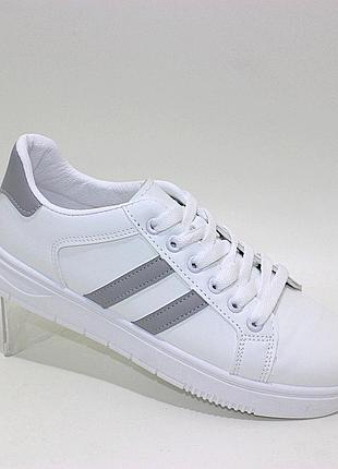 Белые классические кроссовки на плоской подошве с двумя полосками белый