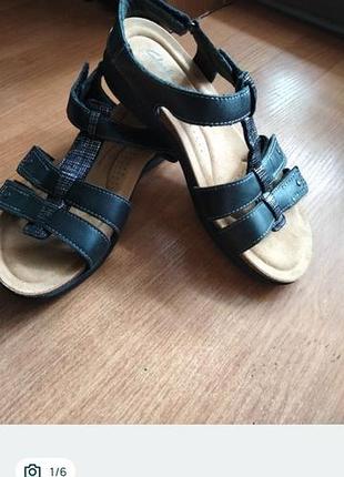 Босоніжки clarks .чудові босоніжки у відмінному стані.