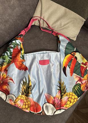 Летняя яркая сумка от бренда escada