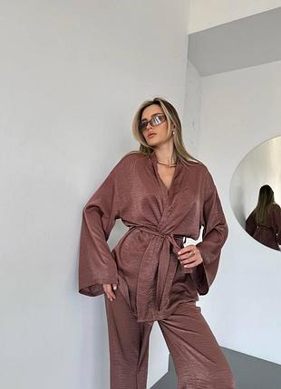 Стильний костюм жіночий брючний з шовку