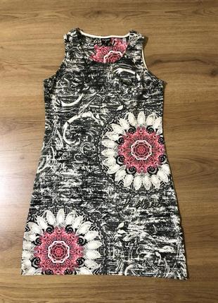 Платье без рукавов в оригинальный принт