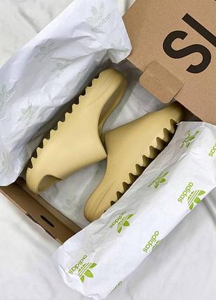 Бежевые шлепанцы адидас изи слайд унисекс adidas yeezy slide earth bone 43