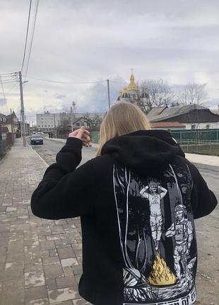 Різний жіночий одяг, бюджетний одяг