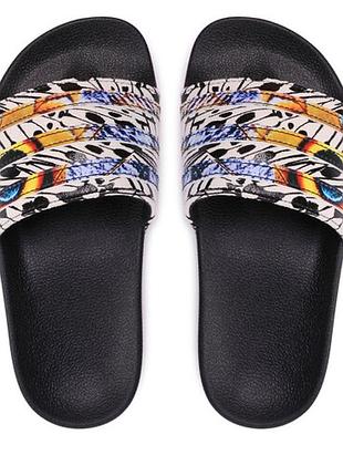 Шлепанцы adidas adilette с характерным ярким принтом