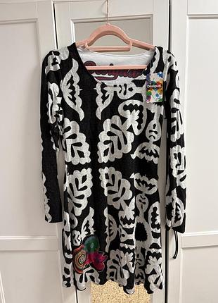 Сукня desigual vest-tati з довгими рукавами має чорно-білий візерунок у формі листя