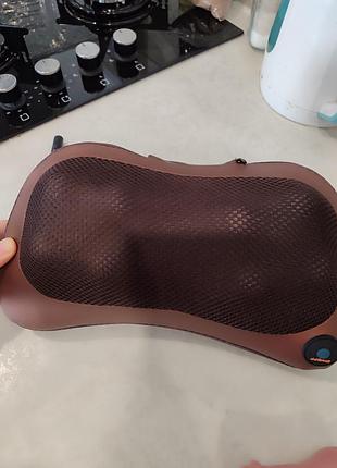 Массажная подушка марки car &amp; home massage pillow имеет коричневый цвет и оснащена сетчатой тканью для комфортного массажа.
