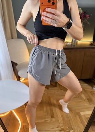 Сірі спортивні шорти для бігу nike