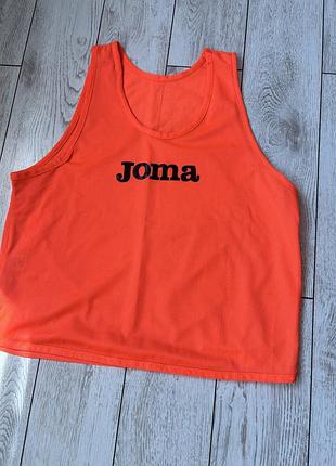 Це спортивна манішка бренду joma (модель серії bibs, наприклад, 101686) яскравого неоново-помаранчевого кольору.