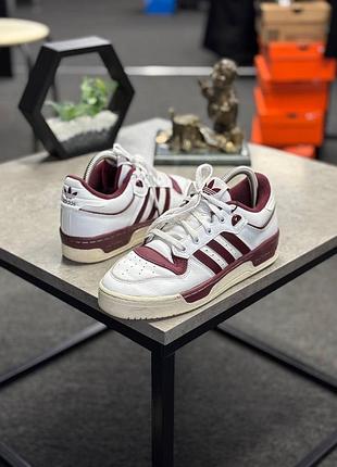 Повсякденні кросівки adidas rivalry low 86 у біло-бордовому кольорі (бургунді).