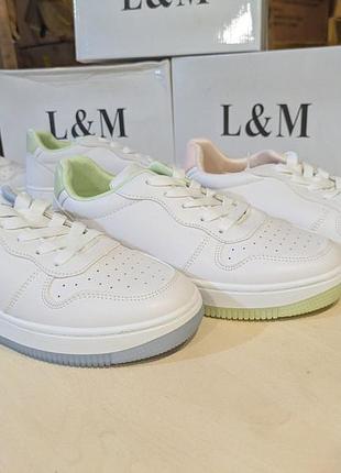Стильні білі жіночі кросівки l&m з кольоровими акцентами