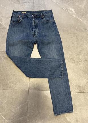 Оригінальні джинси levi’s з якісного щільного деніму. класичний синій колір, прямий крій, зручна посадка. ідеальний стан
