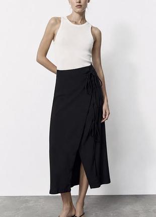 Чорна спідниця міді на запах від zara, має регульовані зав'язки на талії. розмір s