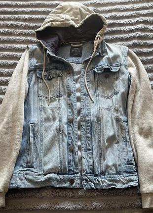Bershka джинсова куртка з трикотажним капюшоном і рукавами чоловіча