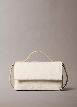 Сумка calvin klein, бежева сумка calvin klein з лого, allover monogram flap crossbody bag