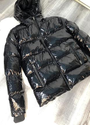 Куртка жіноча коротка з капюшоном зимня moncler чорна унісекс лакова глянцева