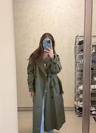 Трендовий тренч m&s . довжина 115 см , колір темно зелений , насправді дуже красивий . стан ідеальний!!! , розмір на фото бірки .