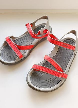 Женские сандалии, босоножки crocs swiftwater webbing серо-розового