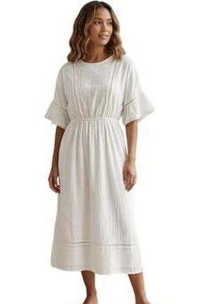 Белое хлопковое платье миди от бренда zara.