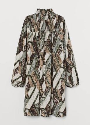 Нова сукня з коміром стійкою h&m вільна з принтом зелена оливкова хакі з довгими рукавами буфами віскозна міні коротка плаття