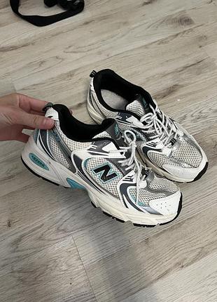 Білі кросівки new balance 530 з бірюзовими вставками