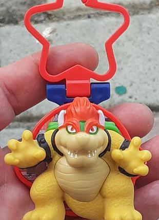 Коллекционная фигурка боузера (bowser) из набора хэппи мил в макдоналдс.р-ры 5см+5см крепление.