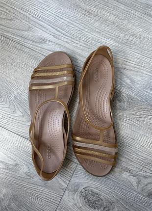 Жіночі сандалі crocs isabella бежевого кольору