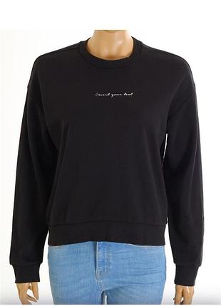 Женский черный свитшот от бренда bershka с небольшой белой надписью "insert your#" на груди.