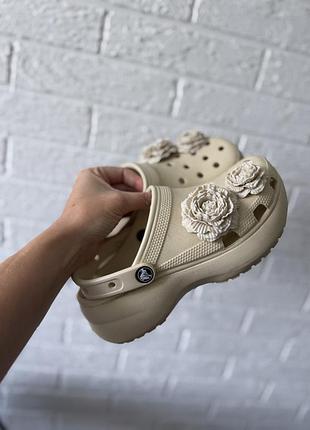 Оригінальні крокси crocs c7 з джибітсами обʼємними квітами