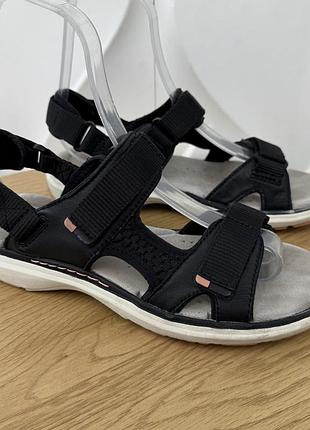 Оригінальні шкіряні сандалі clarks