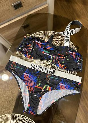 Купальник від бренду calvin klein