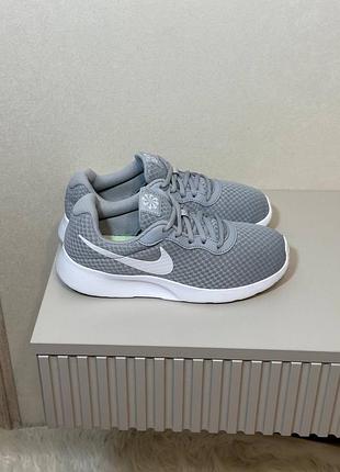 Кросівки nike.