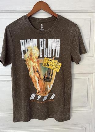 Коричнева футболка pink floyd з ефектом потертості від бренду pull & bear має графічний принт із зображенням квитка на тур «wish you were here»