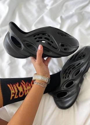 Чёрные кроксы адидас изи фоам раннер унисекс adidas yeezy foam runner black 45