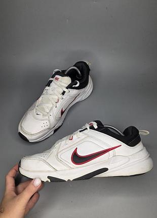 Чоловічі кросівки nike defy all day з білим верхом та червоним логотипом swoosh
