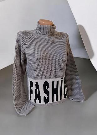 Вязаный свитер под горло с надписью fashion. для девочки