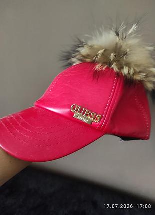 Кепка guess из красного кожзама и меховым помпоном.