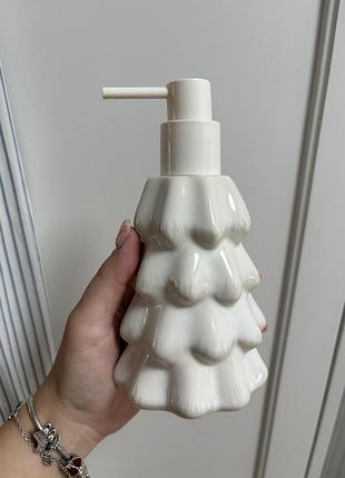 Білий керамічний дозатор для мила у формі ялинки від h&m home.