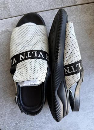 Шкіряні босоніжки під бренд vltn