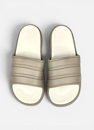 Кожаные шлепанцы adidas adilette flow • light khaki / ivory