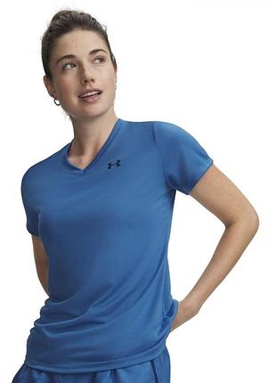 Яскраво-блакина спортивна жіноча футболка under armour з  v-подібним вирізом та дрібним логотипом на грудях роз.м