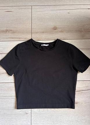 Чорна укорочена футболка zara
