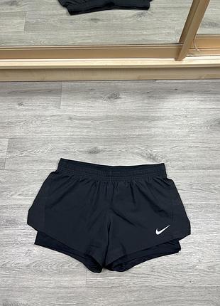 Женские беговые двойные беговые шорты nike dri-fit 2 в 1 черные размер м оригинал