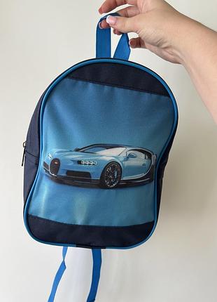 Синій дитячий рюкзак прикрашений зображенням суперкара bugatti chiron.